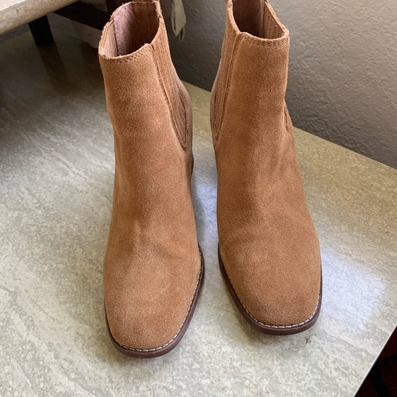 Madewell Kat Chelsea Boots (8) - Picture 4 of 5